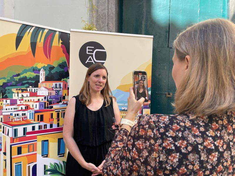 Interview dans la cour